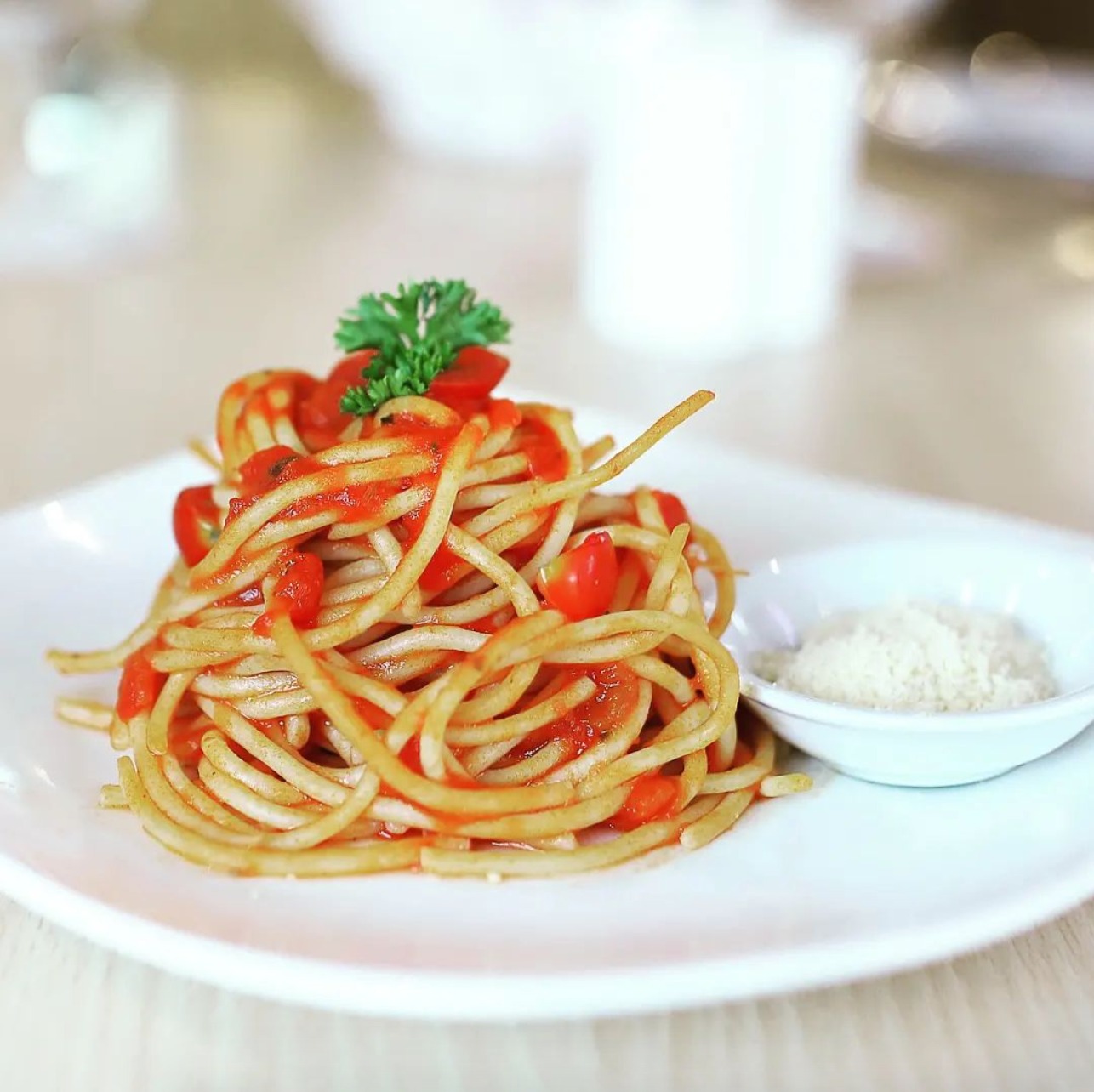 Piatto di pasta pomodoro biologico con pasta di grano senatore Cappelli