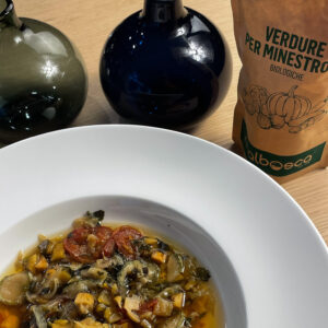 Minestrone di verdure biologiche pronto da servire con olio extravergine